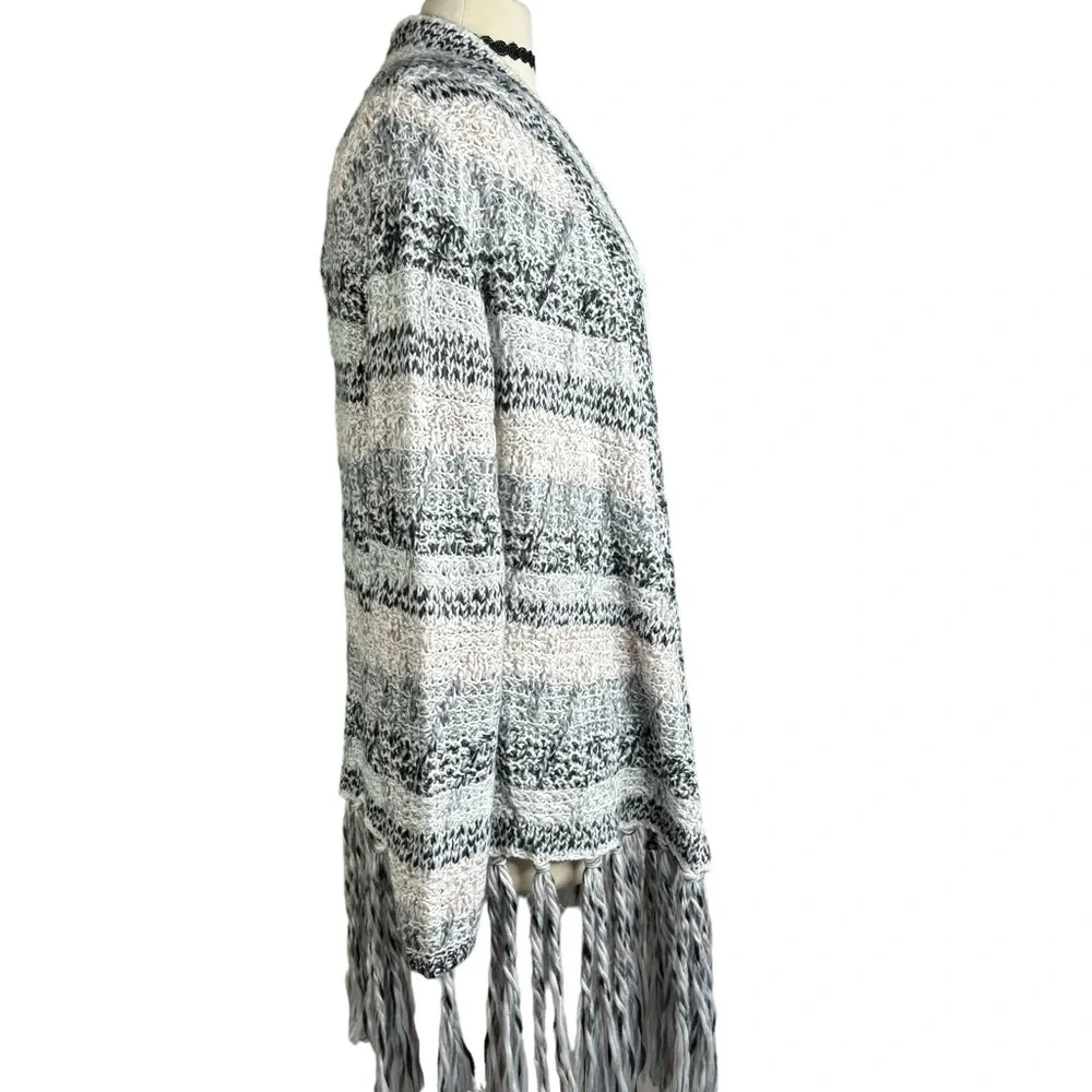 New Chico’s Light Gray Dark Charcoal Gray, Orchid & White Fringed Shawl Medium